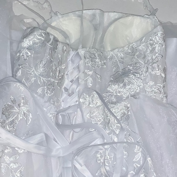 New Petite Wedding Dress With Lace Up Back and Tulle Skirt - Picture 3 of 3